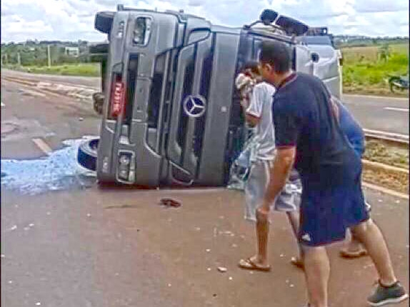 Motorista tenta escapar de bloqueio e tomba carreta na MT 358 em Tangar da Serra