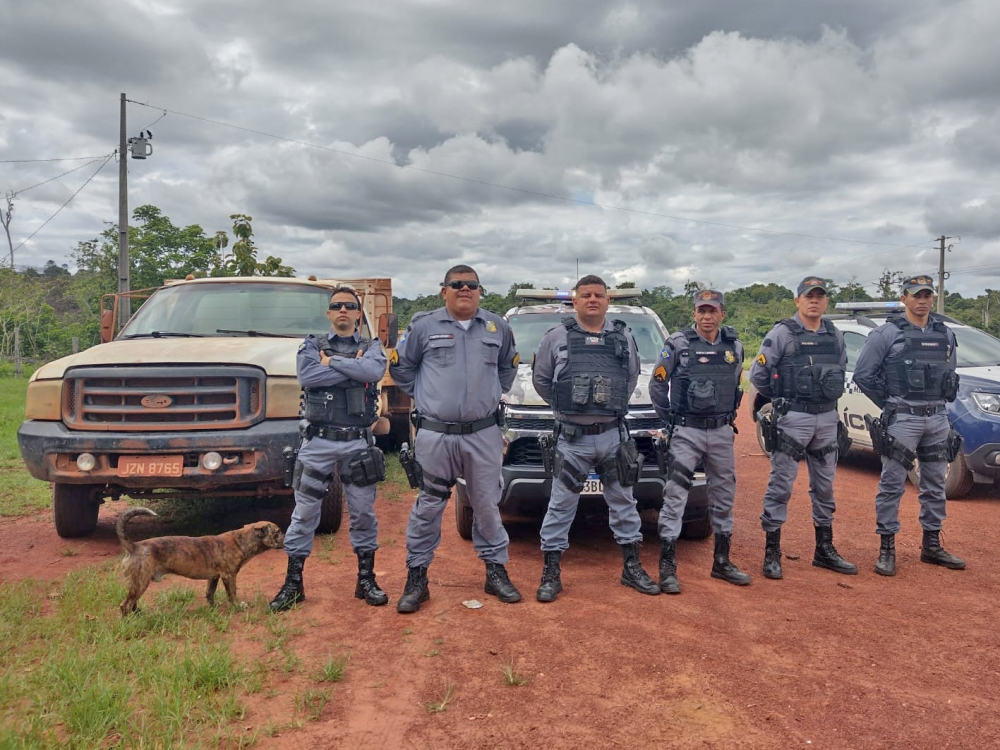 Caminhonete F4000 furtada no Bairro So em Juara  localizada em Brasnorte