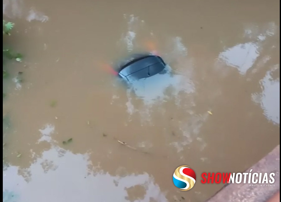 Carro perde o controle e vai parar dentro do crrego Marginal na estrada de guas Claras.