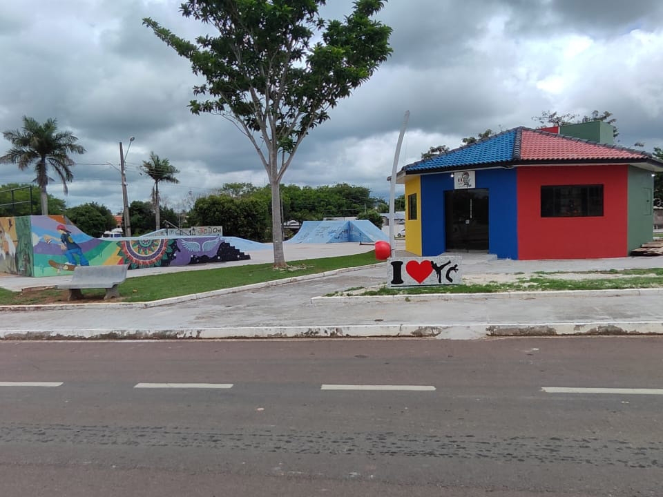 Homem com simulacro de arma de fogo assusta 04 jovens que se divertiam na pista de skate.