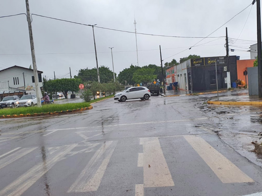 Homem com sinais de embriaguez causa acidente na Av. Rio Grande do Sul em Juara.