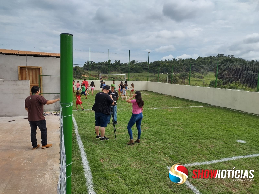 Empresas reformam campo de Society para prtica esportiva na Associao Eurpedes Barsanulfo.