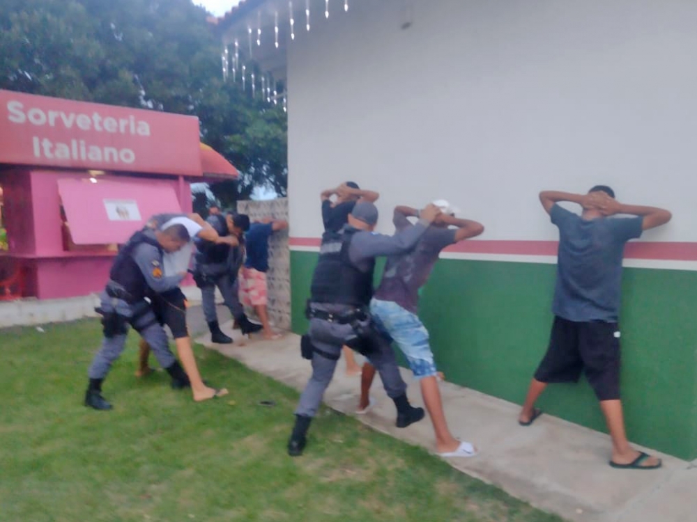 PM faz varredura na Praa dos Colonizadores e encontra um frasco com cocana.