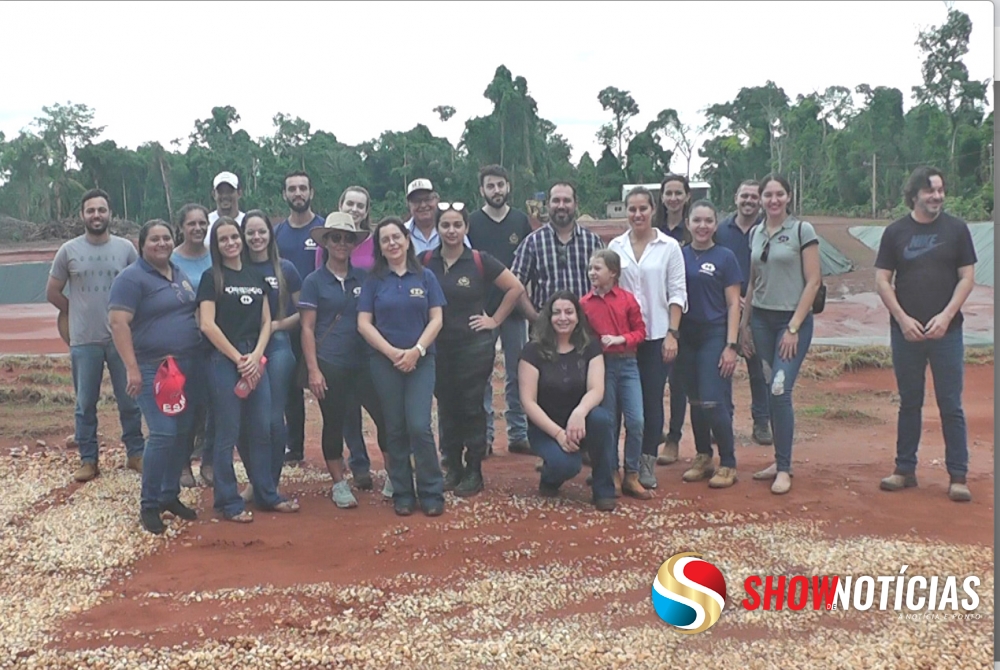 Acadmicos da Unemat Juara visitam aterro sanitrio que est sendo construdo por empresa de Juara.