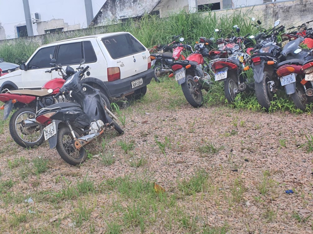 Jovem pula muro do ptio da Ciretran de Juara para furtar rodas de moto e acaba preso.