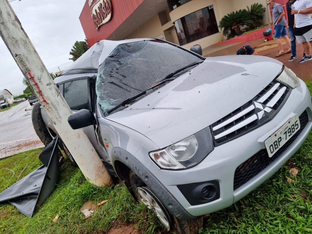 Caminhonete perde controle, roda, quebra superposte e deixa carona ferido com gravidade.