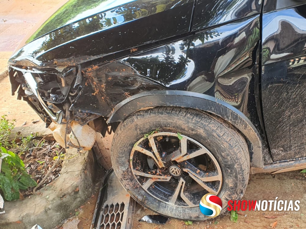 Juara: Motorista embriagado perde o controle do carro e bate em dois veculos estacionados