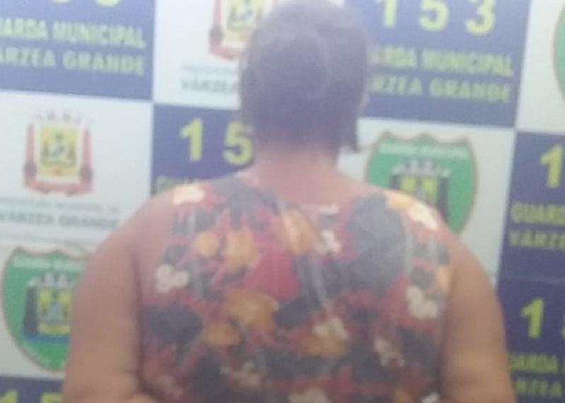 Foragida por assalto a mo armada, mulher  presa correndo atrs da filha com faca em Vrzea Grande