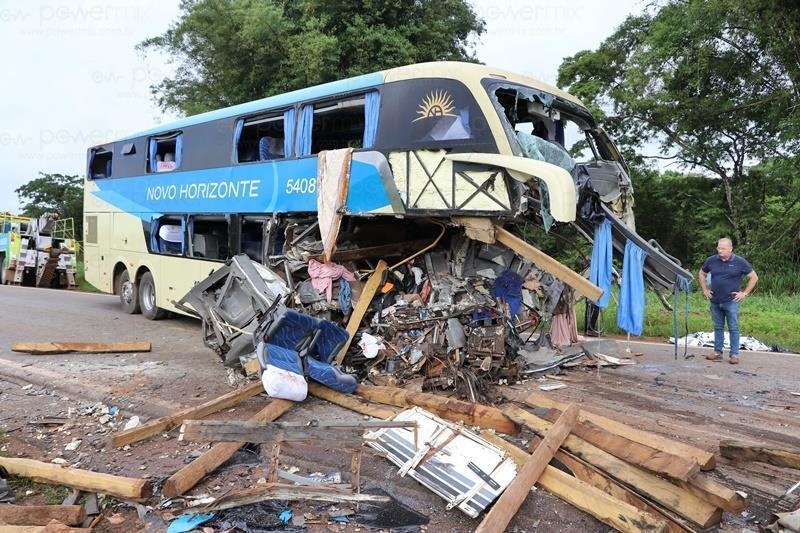 Trs pessoas morrem e mais de 40 ficam feridas em grave acidente entre caminho e nibus na BR-163 em Diamantino/MT