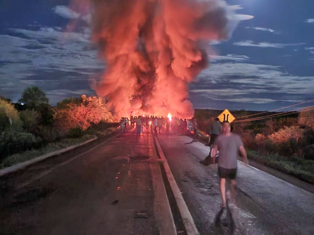 Manifestantes bloqueiam BR-163 em Lucas do Rio Verde e em mais dois trechos da Rodovia neste domingo