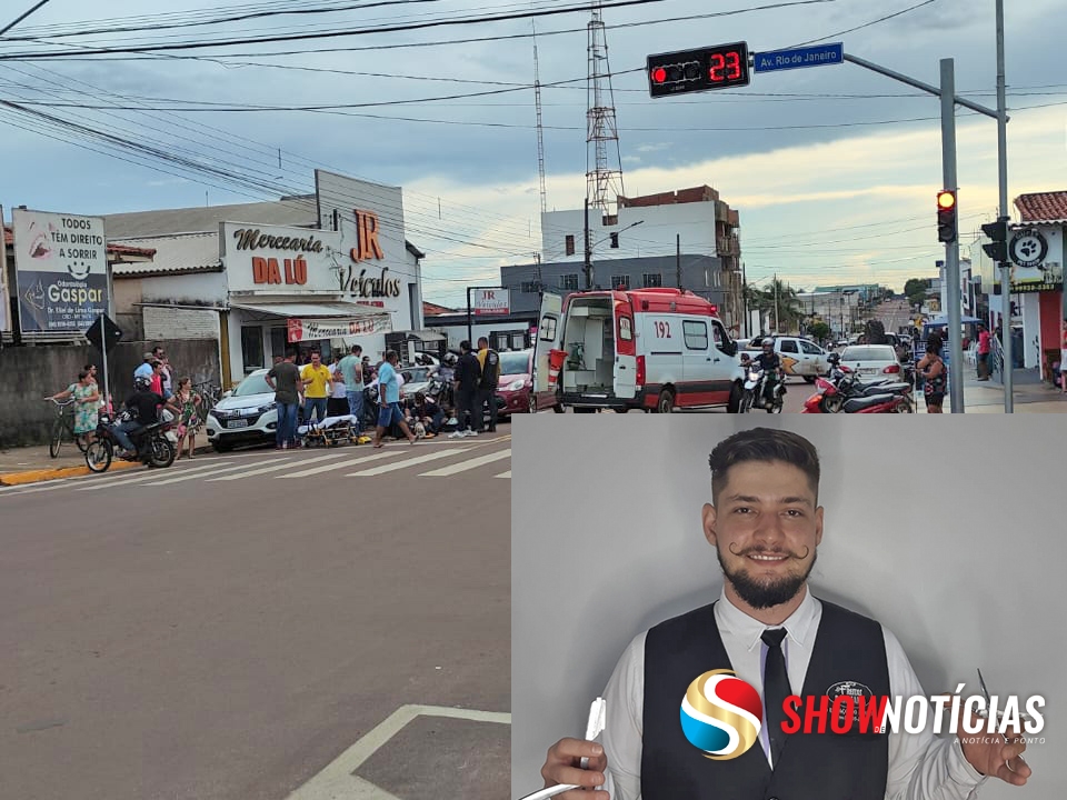 Motorista abre a porta sem observar, motociclista bate e tem perna ferida e quebrada.