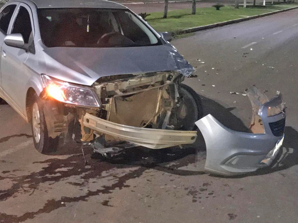 Motorista em alta velocidade causa acidente, no para pra prestar socorro, mas depois retorna ao local.