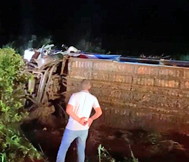 Coliso entre nibus e carreta deixa ao menos uma pessoa morta na BR-163