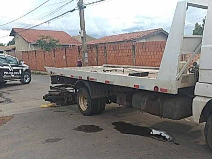 Caminho guincho d marcha  r e passa por cima de adolescente em VG 