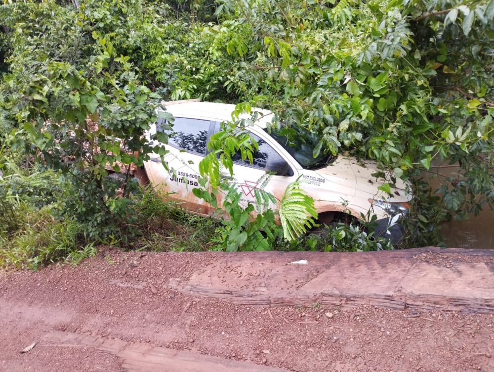 Veculo de revenda agrcola de Juara perde o controle e quase vai parar dentro de crrego.