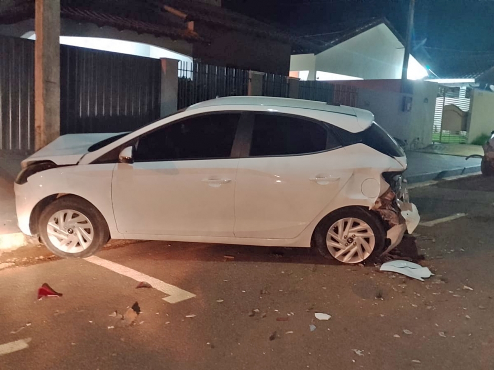 Motorista com sinais de embriagues  detido aps bater em carro parado e jogar contra um poste.