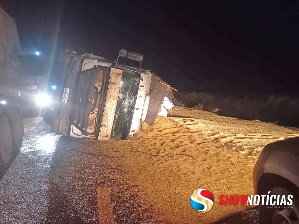 Caminho tomba na MT 220 e espalha leo e soja na pista.