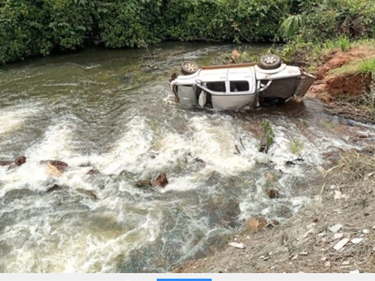 Camionete capota, cai em crrego na BR-163 em Sinop e trs pessoas ficam feridas 