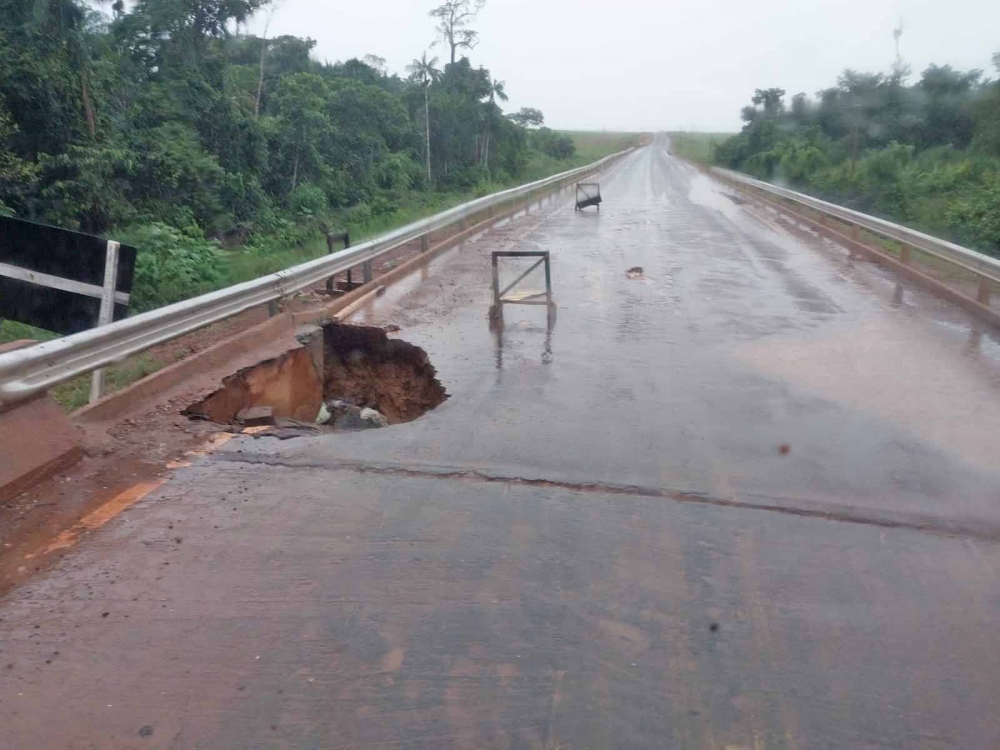 Buraco na cabeceira da Ponte do Rio Sete de Setembro na MT 220 aumentou nos ltimos dias.