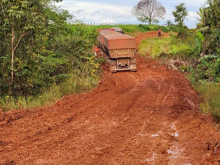 Janaina mostra estradas intrafegveis de MT por causa das chuvas e pede que Estado ajude municpios