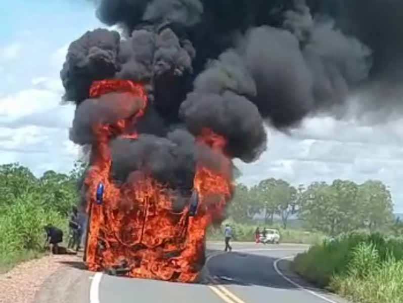 Motociclista morre ao bater em nibus na Estrada da Guia, em Rosrio Oeste