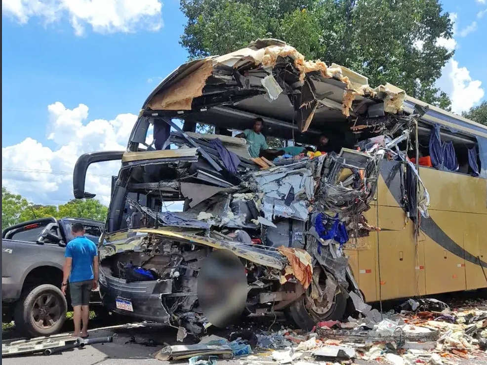 Acidente entre nibus e carreta deixa ao menos 8 mortos em Cceres, MT