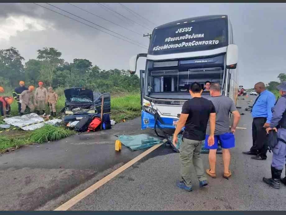 Trs pessoas morrem em acidente entre carro e nibus da Viao juna na MT-010