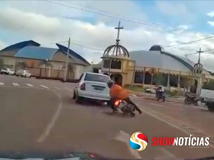 Vdeo mostra queda de motociclista com sinais de embriaguez na praa central de Juara.