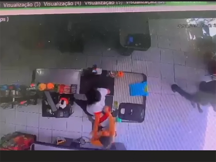 Mulher invade supermercado e esfaqueia suposta amante marido em Barra do Bugres 