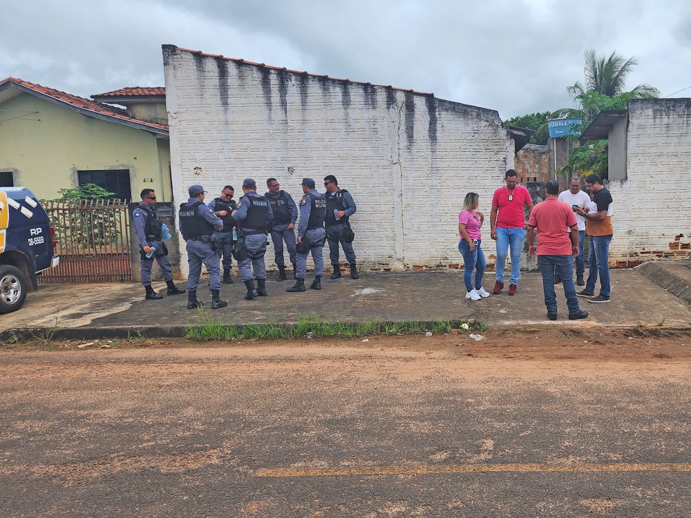 Homem fere companheiro de quitinete, depois avana contra policiais com uma foice,  alvejado e morto em Juara.