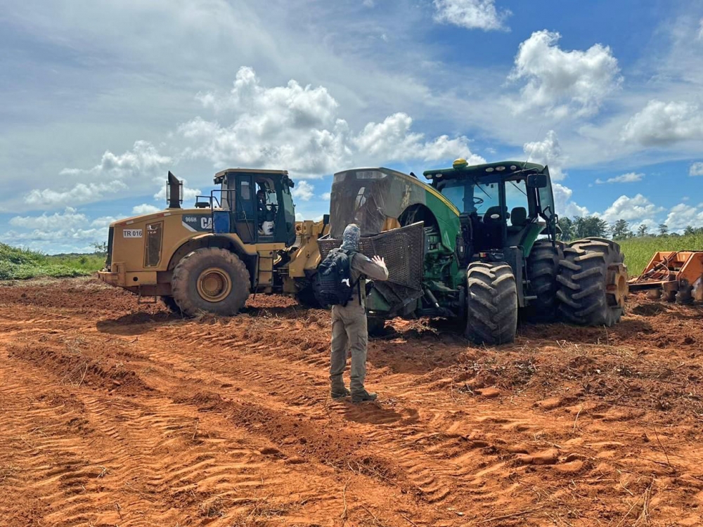 Sema apreende e inutiliza mquinas usadas para limpar fazenda embargada 