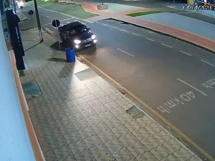 Vdeo mostra homem de caminhonete Hilux furtando tambor para lixo no centro de Juara.