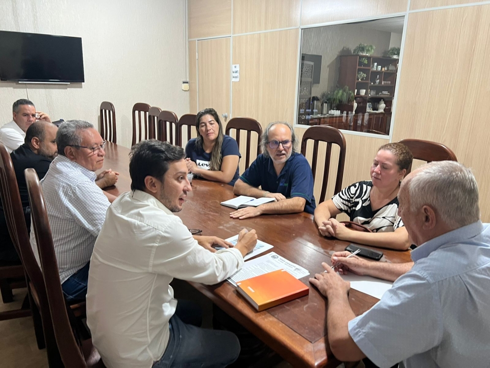 Vereador Luciano Olivetto e representantes da Unemat Juara apresentam demandas ao executivo municipal.