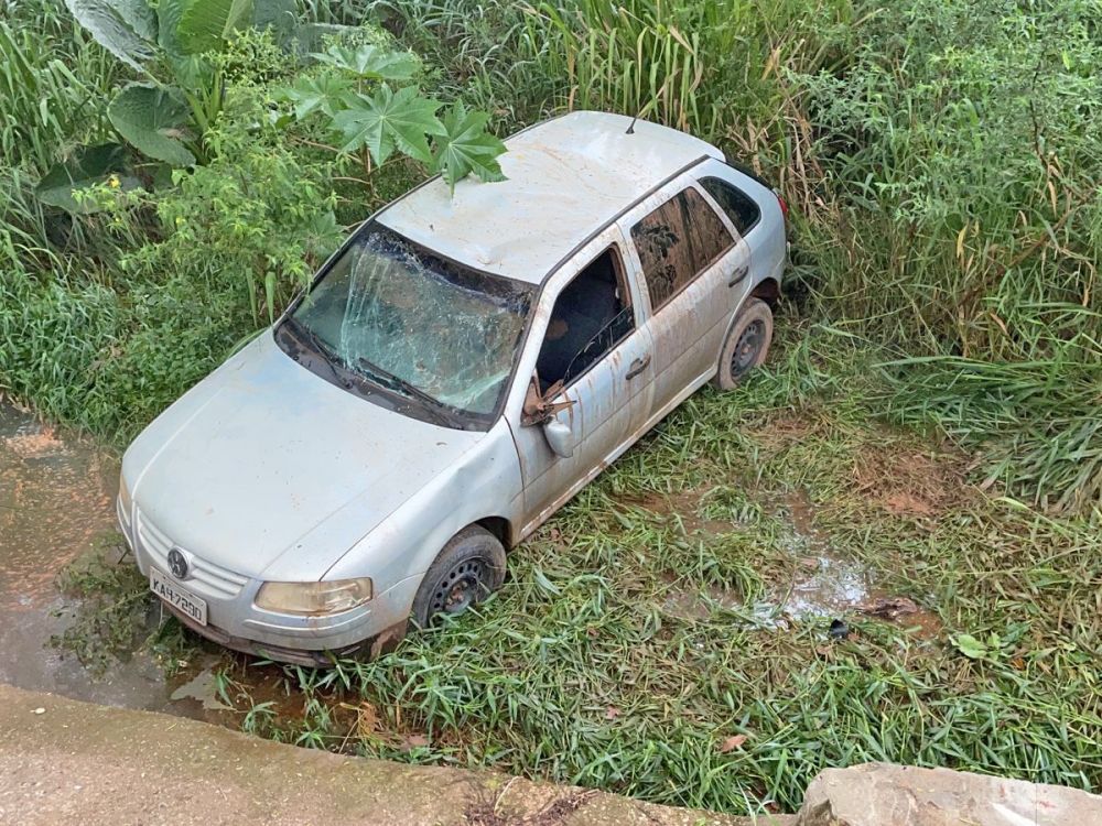 Veculo capota na Avenida Planeta em Juara e fica com as rodas para o alto. trs pessoas estavam no carro