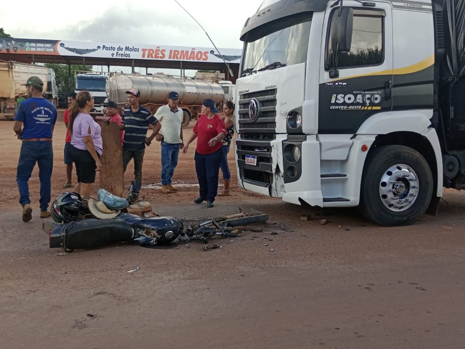 Motociclista fica ferido aps chocar-se de frente com caminho na Av. Ayrton Senna em Juara.