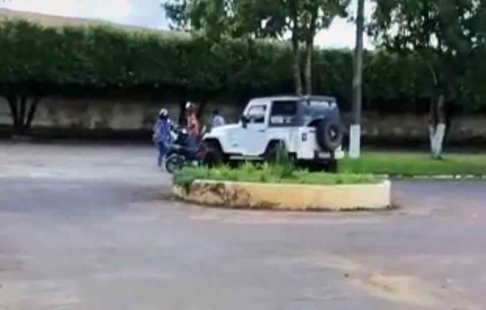 Jeep bate em moto e motociclista vai parar no hospital machucada