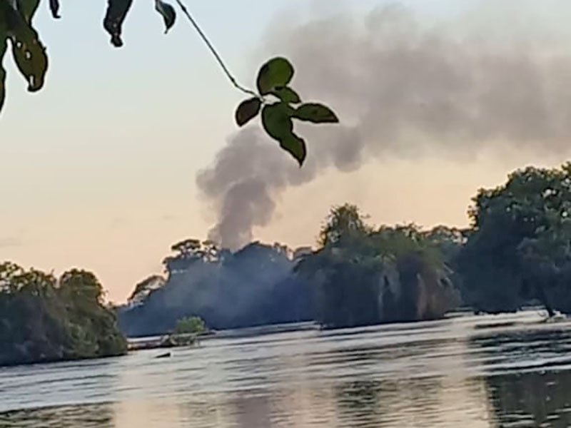 Ibama estaria ateando fogo em construes localizadas em ilhas do Rio Juruena.