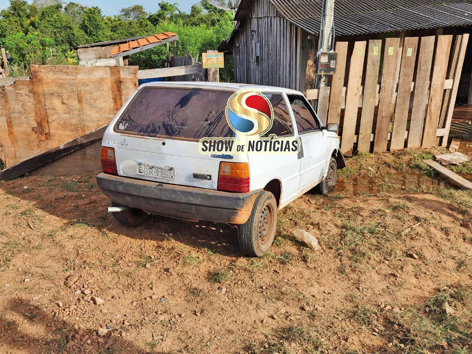 Carro desgovernado invade quintal de casa no Jardim Amrica e motorista foge do local.