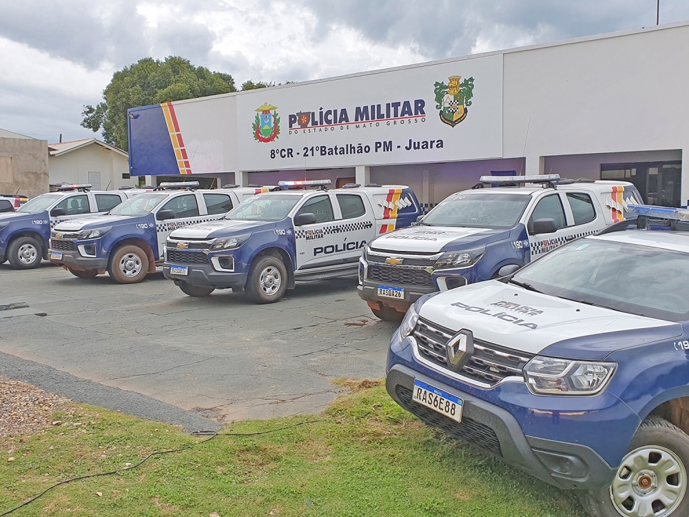 Homem agride a ex-mulher com golpes de capavete em em frente ao quartel da PM e acaba preso.