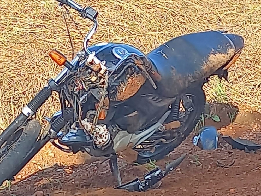 Motociclista praticando direo perigosa foge da PM e s para quando cai da moto.