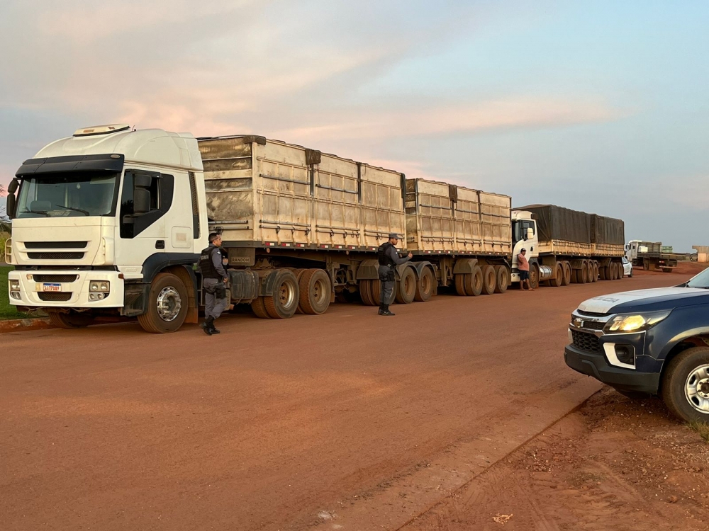 PM de Porto dos Gachos apreende dois caminhes e duas carretas com placas adulterados.