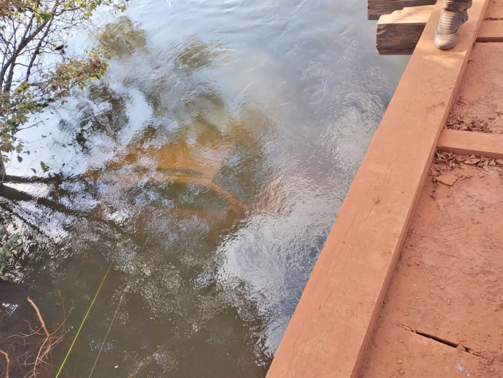 Vendedor caiu com a caminhonete dentro do Rio dos Peixes e morreu dentro do veculo.