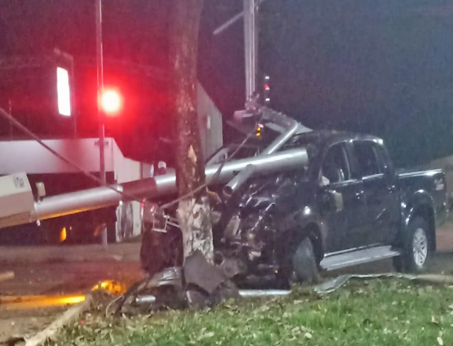 Juara: Caminhonete bate em poste de semforo, atinge motociclista e s para ao colidir em ip no canterio central da avenida