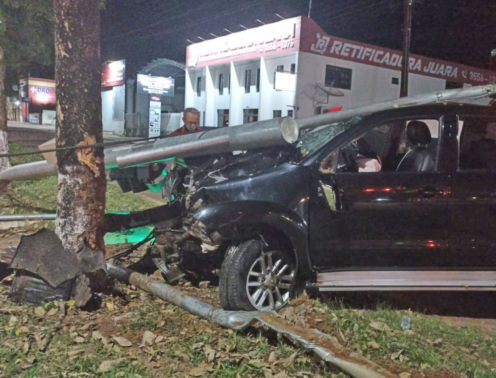 Verso oficial da Polcia Militar sobre acidente entre caminhonete e moto na Av. Rio Arinos em Juara.