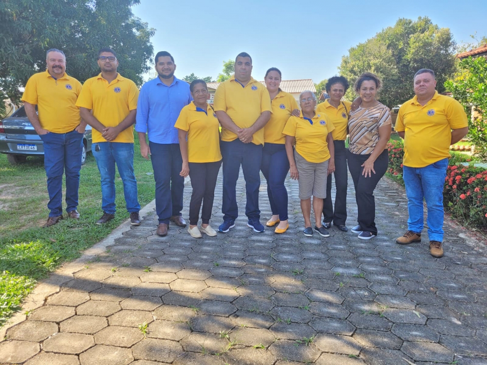 Lions Clube doa cadeiras de rodas e realiza exames optomtricos. 