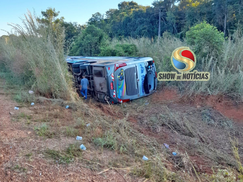 Das 35 pessoas estavam no nibus da empresa AM Turismo que tombou em Tapurah, 20 ficaram feridos  