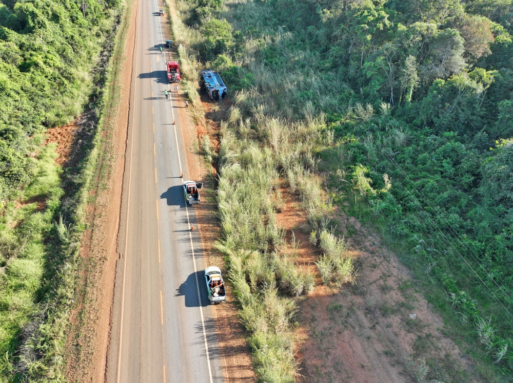 Duas passageiras do nibus da AM transportes que tombou na MT 338, foram levadas para Cuiab.