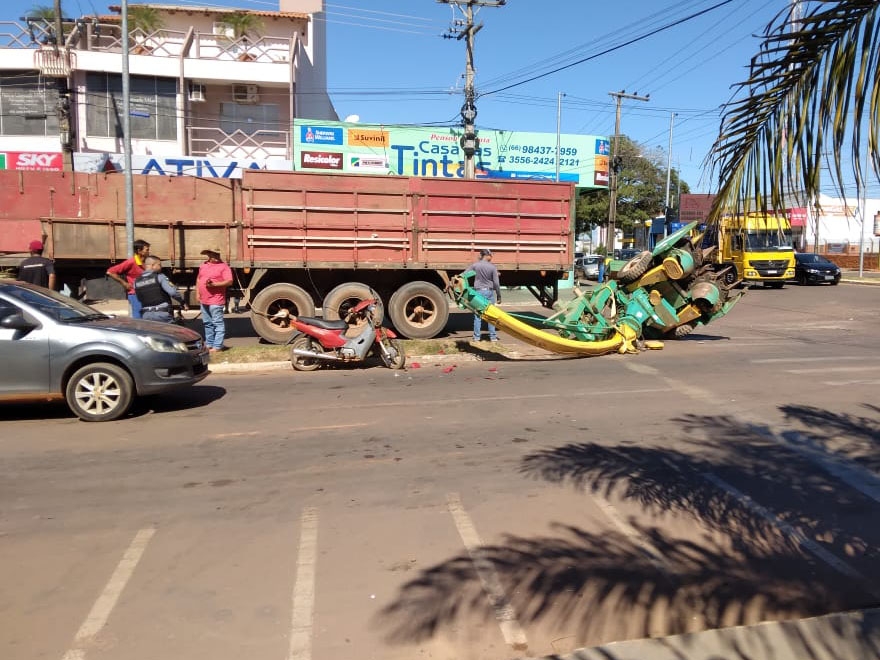 Implemento agrcola cai de cima de caminho, atinge moto que passava ao lado e deixa condutor ferido.