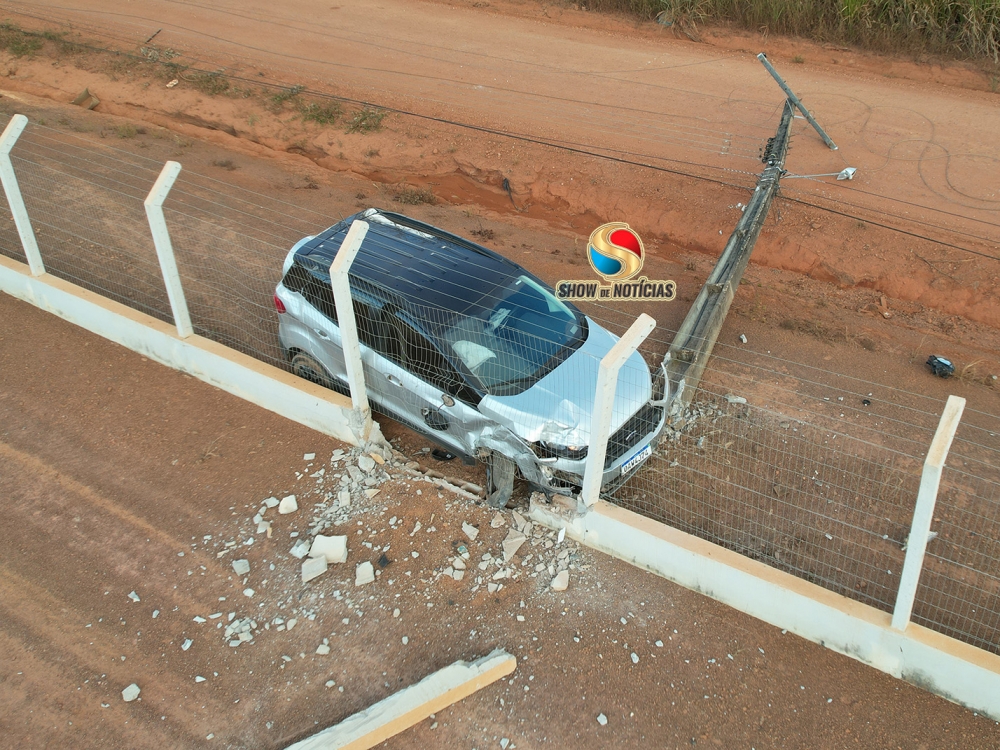 Secretrio Toninho Arajo sofre grave acidente, derruba 04 postes, mas sai ileso do carro.