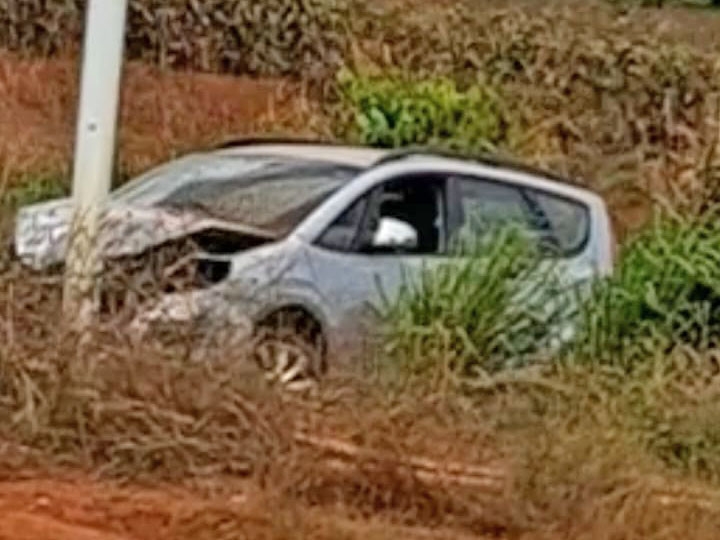 Motorista de Juna no percebe rotatria de MT 220, capota e acaba ferido.